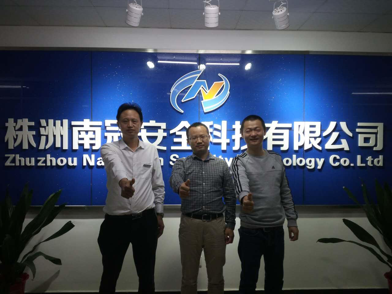 客車自動(dòng)破窗裝置,遙控自動(dòng)破玻器,破窗器,南冠破玻器