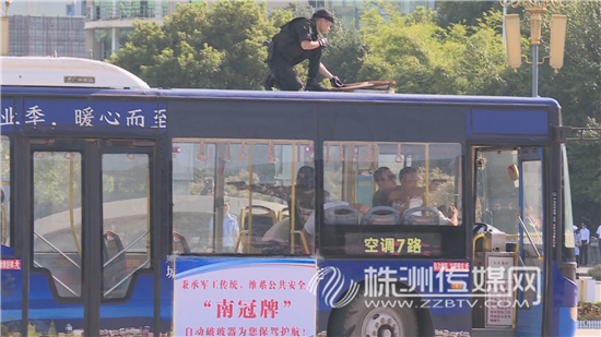 客車自動(dòng)破窗裝置,遙控自動(dòng)破玻器,破窗器,南冠破玻器 客車自動(dòng)破窗裝置,遙控自動(dòng)破玻器,破窗器,南冠破玻器